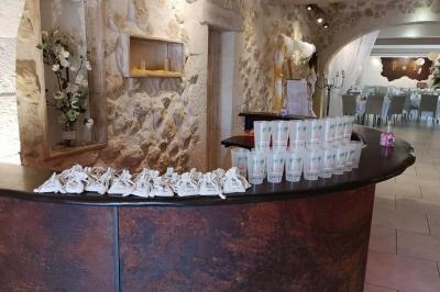 Vue aérienne d'une maison avec toit en tuiles, piscine rectangulaire et jardin arboré dans un cadre rural.