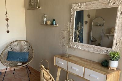 Vue aérienne d'une maison avec toit en tuiles, piscine rectangulaire et jardin arboré dans un cadre rural.