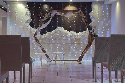 Vue aérienne d'une maison avec toit en tuiles, piscine rectangulaire et jardin arboré dans un cadre rural.