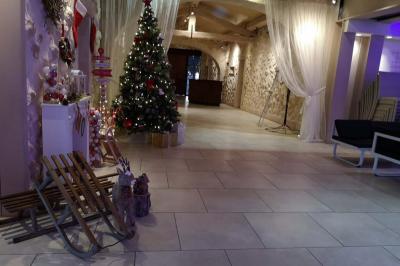 Miniature Location salle Saint-Pons-de-Mauchiens (Hérault) - Mas des 7 Fonts #17 Chambre avec un lit double, mur décoré d'une photo de plage et éclairage doux avec appliques et lampes de chevet.