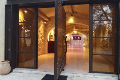 Miniature Location salle Saint-Pons-de-Mauchiens (Hérault) - Mas des 7 Fonts #18 Chambre avec un lit double, mur décoré d'une photo de plage et éclairage doux avec appliques et lampes de chevet.