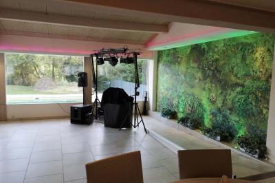 Miniature Location salle Saint-Pons-de-Mauchiens (Hérault) - Mas des 7 Fonts #14 Chambre avec un lit double, mur décoré d'une photo de plage et éclairage doux avec appliques et lampes de chevet.