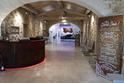 Miniature Location salle Saint-Pons-de-Mauchiens (Hérault) - Mas des 7 Fonts #15 Chambre avec un lit double, mur décoré d'une photo de plage et éclairage doux avec appliques et lampes de chevet.