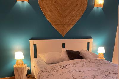 Miniature Location salle Saint-Pons-de-Mauchiens (Hérault) - Mas des 7 Fonts #38 Chambre avec un lit double, mur décoré d'une photo de plage et éclairage doux avec appliques et lampes de chevet.