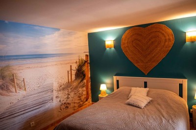 Miniature Location salle Saint-Pons-de-Mauchiens (Hérault) - Mas des 7 Fonts #43 Chambre avec un lit double, mur décoré d'une photo de plage et éclairage doux avec appliques et lampes de chevet.