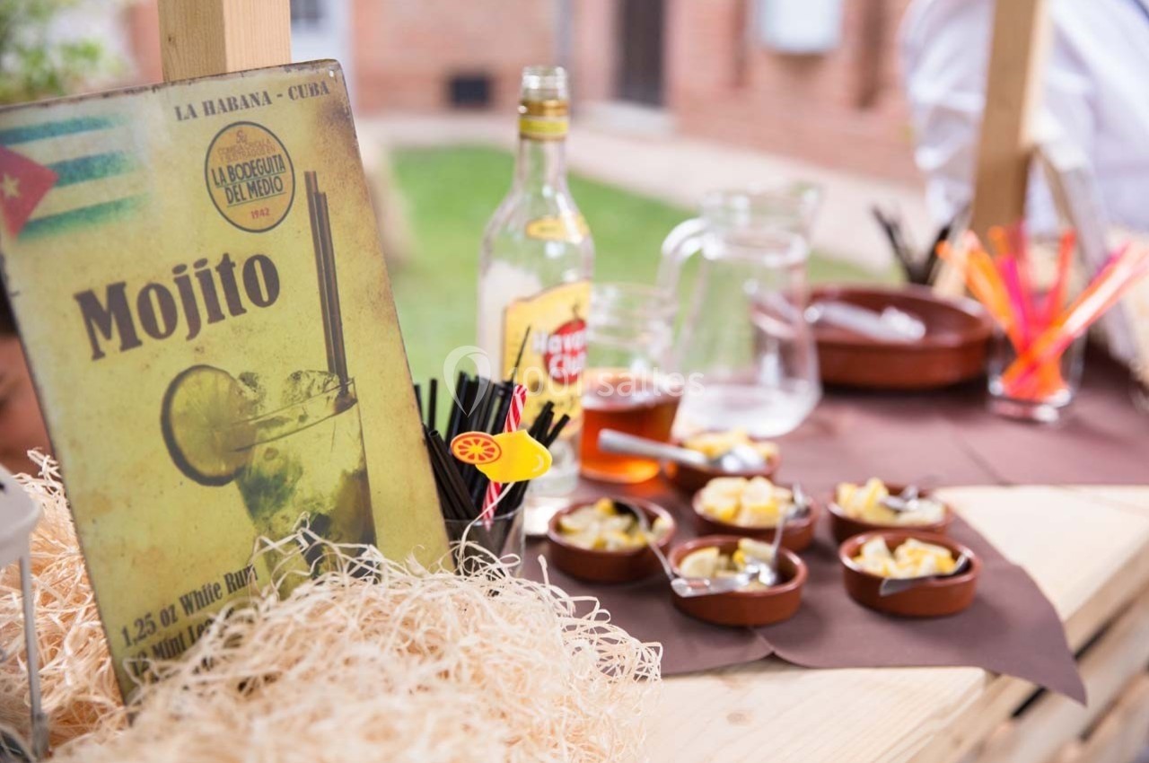 Affiche de mojito sur une table en bois avec des ingrédients, verres et accessoires pour préparer des cocktails.