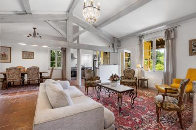 Miniature Location salle Servian (Hérault) - Château Hermitage de Combas #32 Chambre lumineuse avec lit double, tête de lit rouge, murs en pierre, grandes fenêtres et mobilier classique.