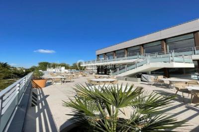 Miniature Location salle Nogent-sur-Marne (Val-de-Marne) - Hôtel du Port #1 Bain à remous entouré de plantes et de transats sur une terrasse en bois avec vue dégagée.