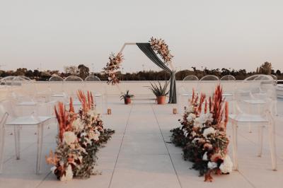 Miniature Rooftop Bain à remous entouré de plantes et de transats sur une terrasse en bois avec vue dégagée.