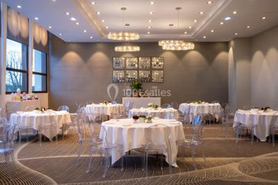 Miniature Salon Galerie Bain à remous entouré de plantes et de transats sur une terrasse en bois avec vue dégagée.