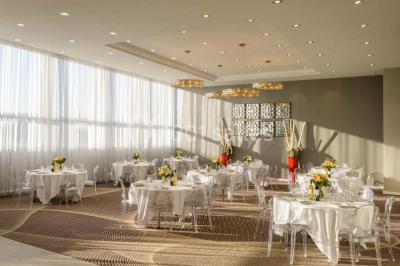 Miniature Salon Galerie Bain à remous entouré de plantes et de transats sur une terrasse en bois avec vue dégagée.