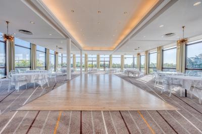 Miniature Salon Panoramique Bain à remous entouré de plantes et de transats sur une terrasse en bois avec vue dégagée.