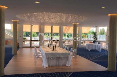 Miniature Salon Plaisance Bain à remous entouré de plantes et de transats sur une terrasse en bois avec vue dégagée.