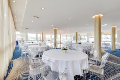 Miniature Salon Plaisance Bain à remous entouré de plantes et de transats sur une terrasse en bois avec vue dégagée.