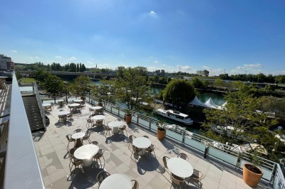 Miniature Terrasse du Salon Plaisance Bain à remous entouré de plantes et de transats sur une terrasse en bois avec vue dégagée.