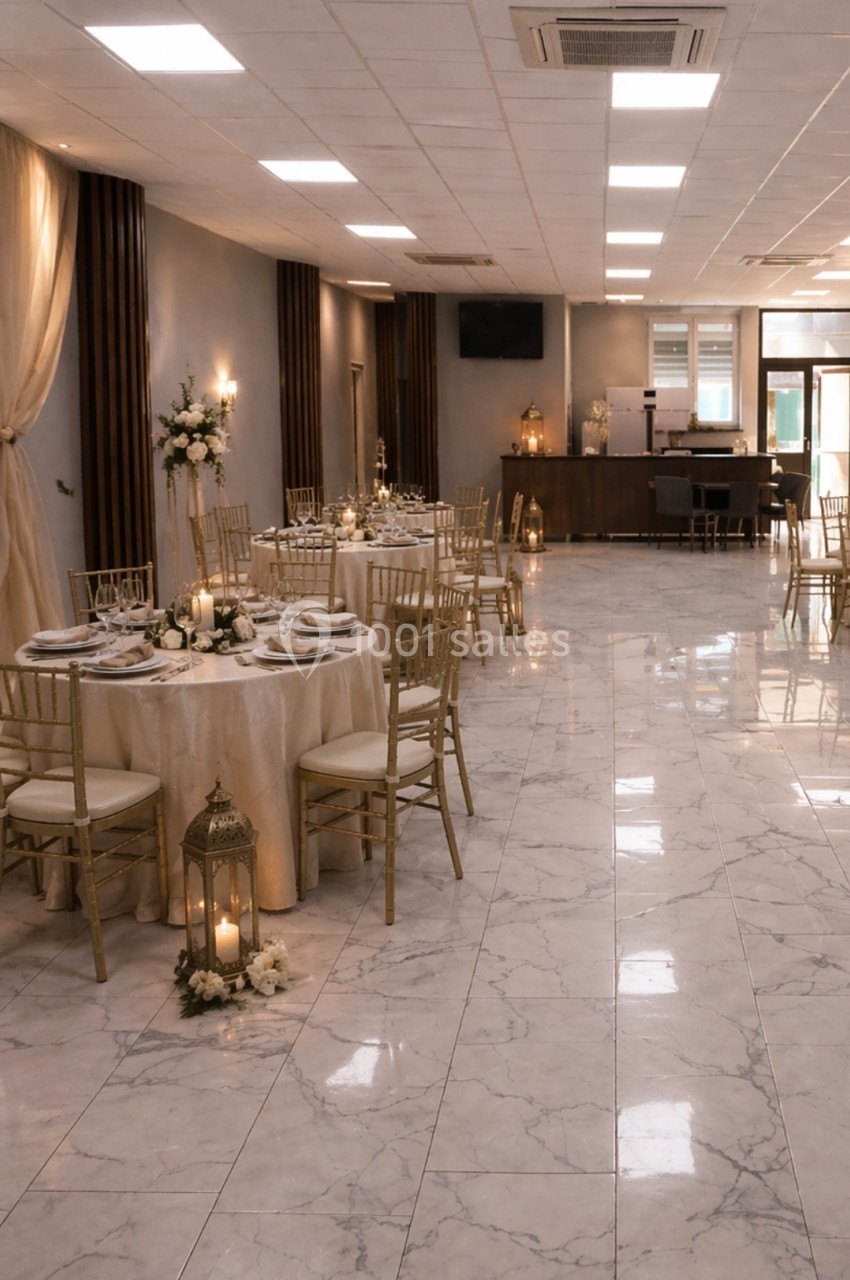 Salle de réception élégante avec tables décorées, chaises dorées et lanternes au sol sur un sol en marbre clair.