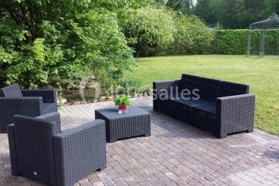 Miniature Location salle Flémalle (Liège) - Salons Ypsilon #13 Roses roses et blanches en gros plan devant une pelouse et des arbres verdoyants sous un ciel clair.