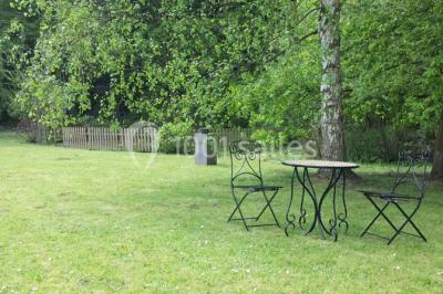 Miniature Location salle Flémalle (Liège) - Salons Ypsilon #12 Roses roses et blanches en gros plan devant une pelouse et des arbres verdoyants sous un ciel clair.