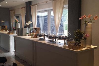 Miniature Location salle Flémalle (Liège) - Salons Ypsilon #10 Roses roses et blanches en gros plan devant une pelouse et des arbres verdoyants sous un ciel clair.