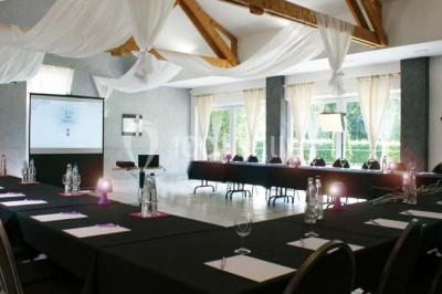 Miniature Location salle Flémalle (Liège) - Salons Ypsilon #22 Roses roses et blanches en gros plan devant une pelouse et des arbres verdoyants sous un ciel clair.