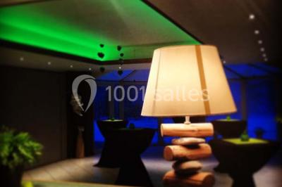 Miniature Location salle Flémalle (Liège) - Salons Ypsilon #15 Roses roses et blanches en gros plan devant une pelouse et des arbres verdoyants sous un ciel clair.