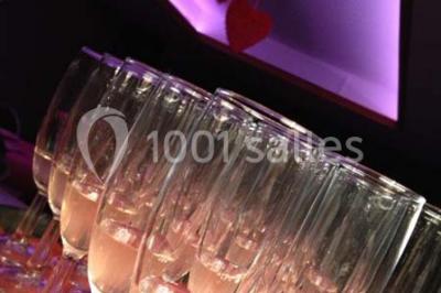 Miniature Location salle Flémalle (Liège) - Salons Ypsilon #16 Roses roses et blanches en gros plan devant une pelouse et des arbres verdoyants sous un ciel clair.