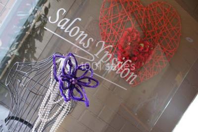 Miniature Location salle Flémalle (Liège) - Salons Ypsilon #19 Roses roses et blanches en gros plan devant une pelouse et des arbres verdoyants sous un ciel clair.