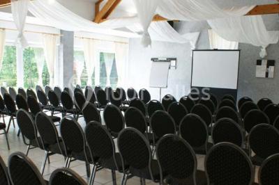 Miniature Location salle Flémalle (Liège) - Salons Ypsilon #23 Roses roses et blanches en gros plan devant une pelouse et des arbres verdoyants sous un ciel clair.