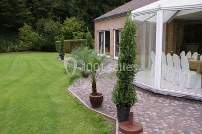 Miniature Location salle Flémalle (Liège) - Salons Ypsilon #17 Roses roses et blanches en gros plan devant une pelouse et des arbres verdoyants sous un ciel clair.