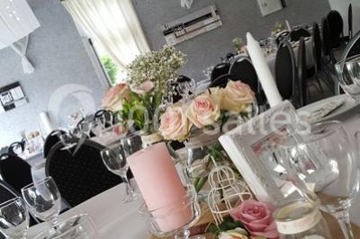 Miniature Location salle Flémalle (Liège) - Salons Ypsilon #6 Roses roses et blanches en gros plan devant une pelouse et des arbres verdoyants sous un ciel clair.