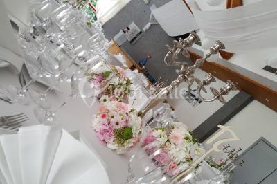 Miniature Location salle Flémalle (Liège) - Salons Ypsilon #5 Roses roses et blanches en gros plan devant une pelouse et des arbres verdoyants sous un ciel clair.