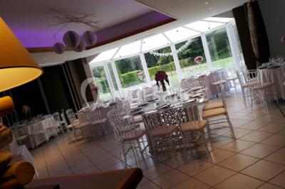 Miniature Location salle Flémalle (Liège) - Salons Ypsilon #4 Roses roses et blanches en gros plan devant une pelouse et des arbres verdoyants sous un ciel clair.