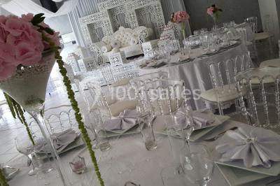 Miniature Location salle Flémalle (Liège) - Salons Ypsilon #7 Roses roses et blanches en gros plan devant une pelouse et des arbres verdoyants sous un ciel clair.