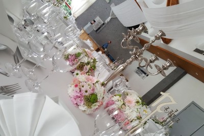 Miniature Location salle Flémalle (Liège) - Salons Ypsilon #6 Salle de conférence lumineuse avec des rangées de chaises noires, un écran de projection et un tableau blanc.