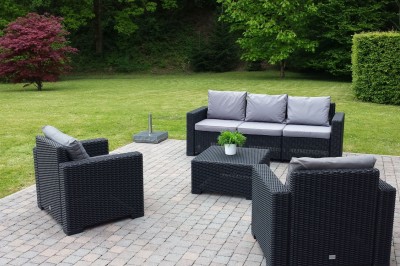 Miniature Location salle Flémalle (Liège) - Salons Ypsilon #15 Salle de conférence lumineuse avec des rangées de chaises noires, un écran de projection et un tableau blanc.