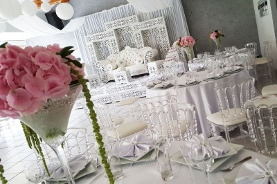 Miniature Location salle Flémalle (Liège) - Salons Ypsilon #8 Salle de conférence lumineuse avec des rangées de chaises noires, un écran de projection et un tableau blanc.