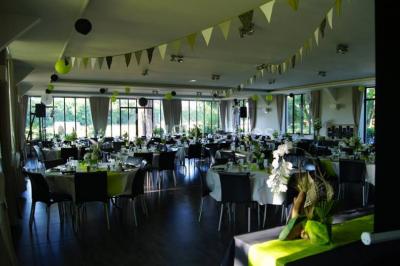 Une chambre d'enfant avec un lit bébé, une table à langer, une chaise haute et des cadres accrochés au mur.