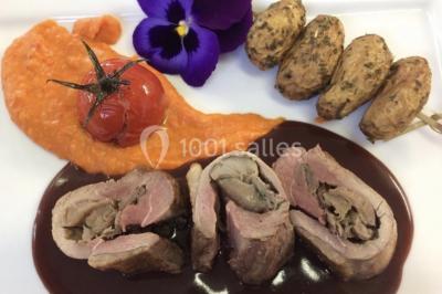 Une chambre d'enfant avec un lit bébé, une table à langer, une chaise haute et des cadres accrochés au mur.