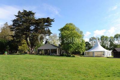 Une chambre d'enfant avec un lit bébé, une table à langer, une chaise haute et des cadres accrochés au mur.
