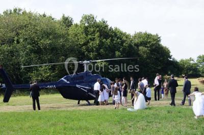 Une chambre d'enfant avec un lit bébé, une table à langer, une chaise haute et des cadres accrochés au mur.