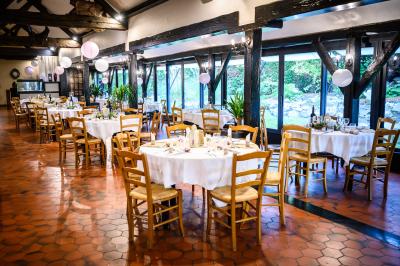 Miniature Location salle Thivars (Eure-et-Loir) - Restaurant La Sellerie #3 Dessert composé d'un gâteau aux fruits, d'une glace, d'une tuile décorative et d'une sauce artistique au chocolat et caramel.