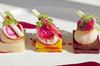 Miniature Location salle Thivars (Eure-et-Loir) - Restaurant La Sellerie #10 Dessert composé d'un gâteau aux fruits, d'une glace, d'une tuile décorative et d'une sauce artistique au chocolat et caramel.