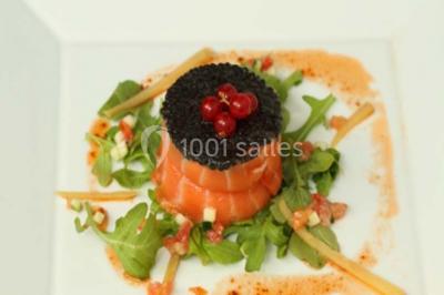 Miniature Location salle Thivars (Eure-et-Loir) - Restaurant La Sellerie #13 Dessert composé d'un gâteau aux fruits, d'une glace, d'une tuile décorative et d'une sauce artistique au chocolat et caramel.