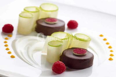 Miniature Location salle Thivars (Eure-et-Loir) - Restaurant La Sellerie #14 Dessert composé d'un gâteau aux fruits, d'une glace, d'une tuile décorative et d'une sauce artistique au chocolat et caramel.