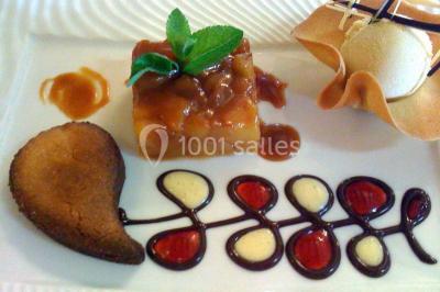 Miniature Location salle Thivars (Eure-et-Loir) - Restaurant La Sellerie #15 Dessert composé d'un gâteau aux fruits, d'une glace, d'une tuile décorative et d'une sauce artistique au chocolat et caramel.