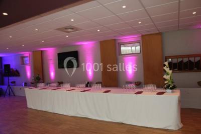 Miniature Location salle Cliponville (Seine-Maritime) - Le Clos Masure Simon #18 Bâtiment illuminé de nuit avec des façades vitrées et un toit en pente, entouré d'obscurité.