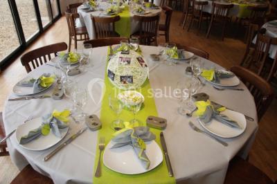 Miniature Location salle Cliponville (Seine-Maritime) - Le Clos Masure Simon #11 Bâtiment illuminé de nuit avec des façades vitrées et un toit en pente, entouré d'obscurité.