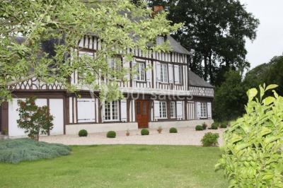 Miniature Location salle Cliponville (Seine-Maritime) - Le Clos Masure Simon #20 Bâtiment illuminé de nuit avec des façades vitrées et un toit en pente, entouré d'obscurité.