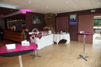 Miniature Location salle Cliponville (Seine-Maritime) - Le Clos Masure Simon #19 Bâtiment illuminé de nuit avec des façades vitrées et un toit en pente, entouré d'obscurité.