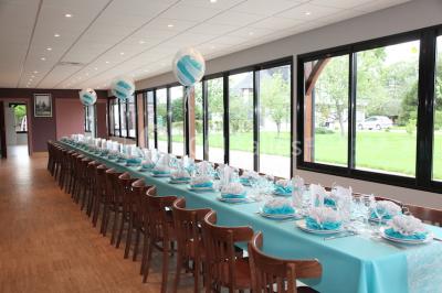 Miniature Location salle Cliponville (Seine-Maritime) - Le Clos Masure Simon #17 Bâtiment illuminé de nuit avec des façades vitrées et un toit en pente, entouré d'obscurité.